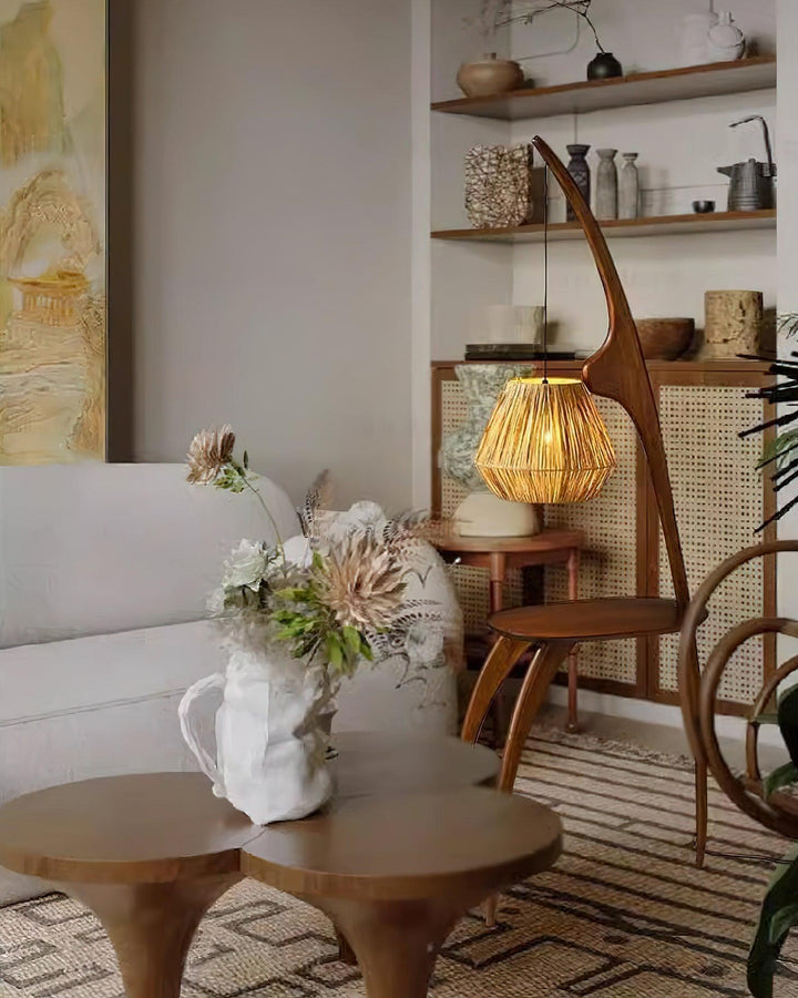 Lámpara de pie artesanal de ratán y madera natural, diseño minimalista para una decoración hogareña.