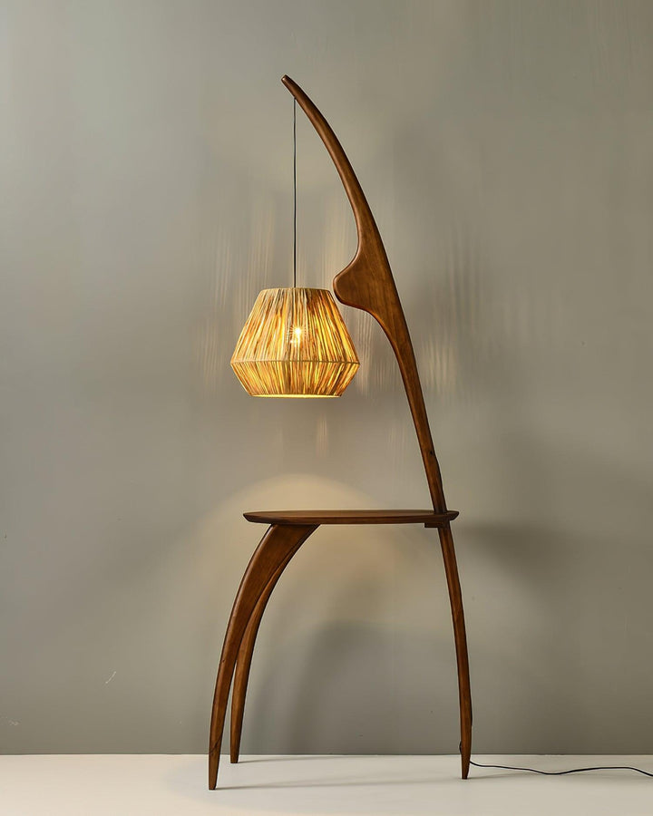 Lámpara de pie de ratán trenzado y madera, estilo wabi-sabi para iluminación interior natural y relajante.