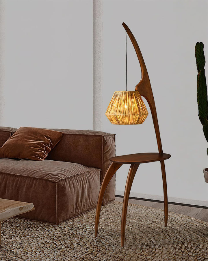 Diseño natural: lámpara de pie Wabi-Sabi con pantalla de ratán y base de madera, luz cálida para el hogar.