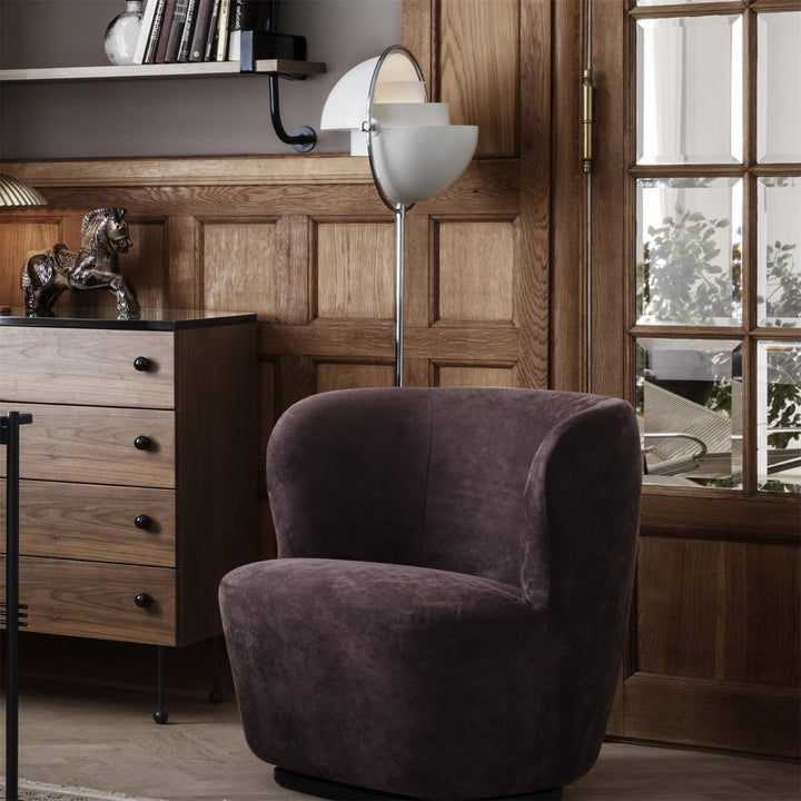 Iluminación elegante: lámpara de pie escultural para sala, ambiente contemporáneo.