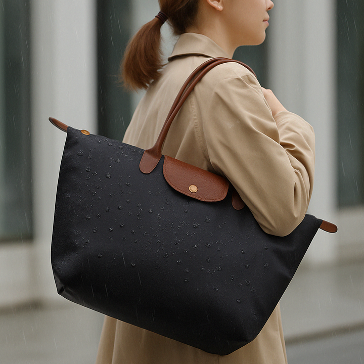 Bolso tote impermeable para mujer, ideal para proteger tus pertenencias con estilo.