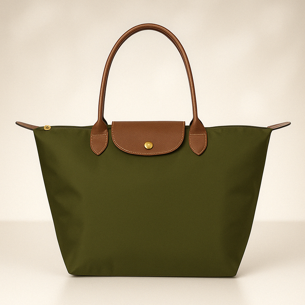 Dama luciendo bolso de hombro impermeable, perfecto para un look moderno y funcional.