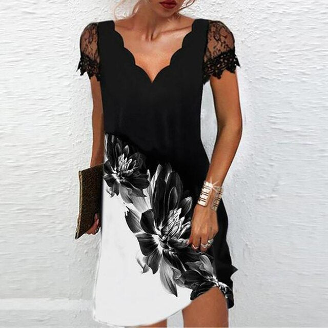 Vestido corto de mujer ideal para verano, con encaje, cuello V y manga capuchina. Estilo fresco y chic.