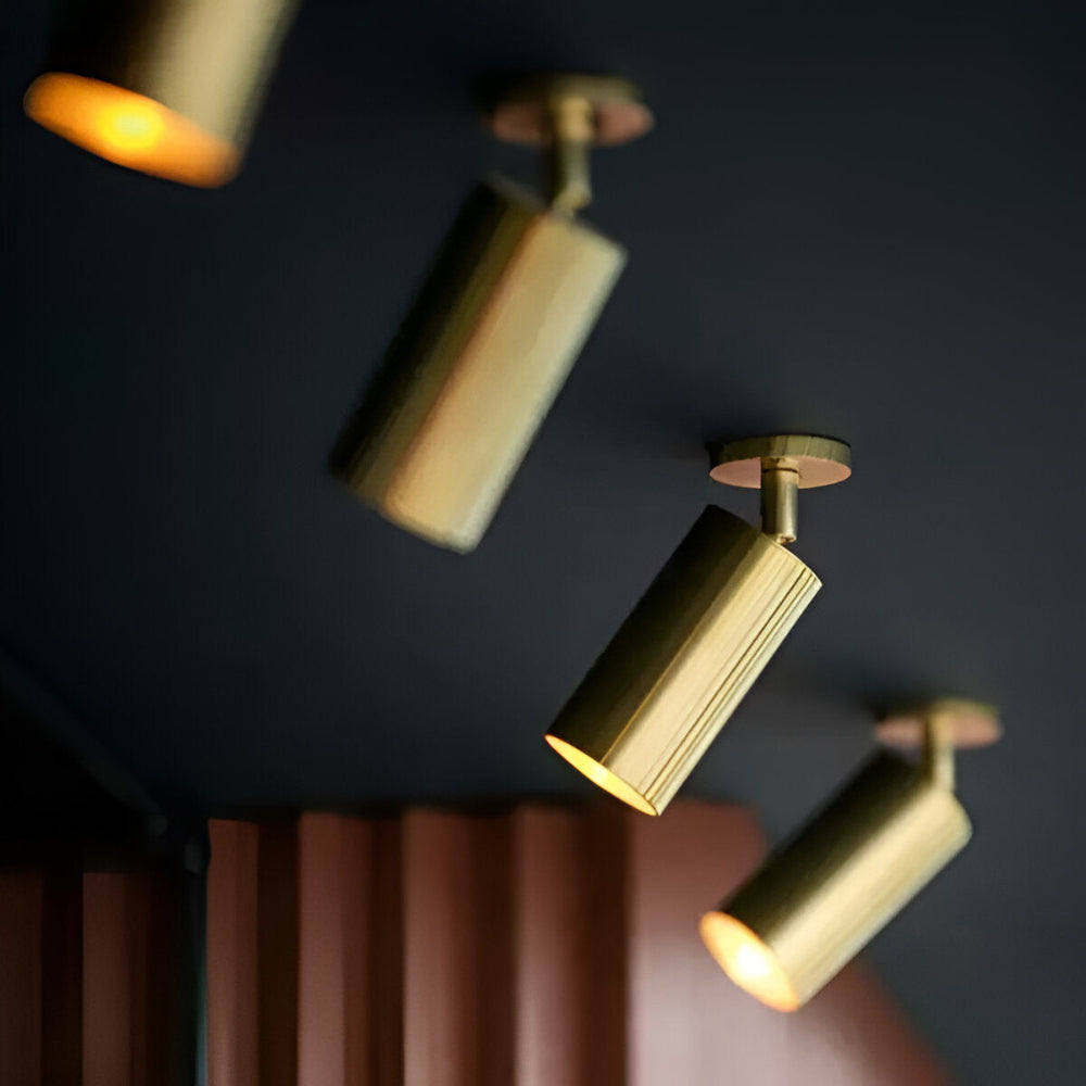 Elegante lámpara de techo LED moderna de latón, perfecta para crear ambiente en sala y dormitorio.
