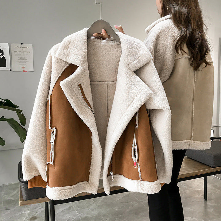 Abrigo de shearling sintético marrón para mujer, estilo casual. Chaqueta cálida y moderna para el frío invierno.