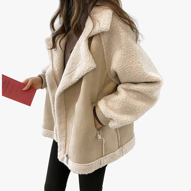 Chaqueta shearling sintético mujer beige, cálida y elegante para invierno. Estilo oversized de moda casual.
