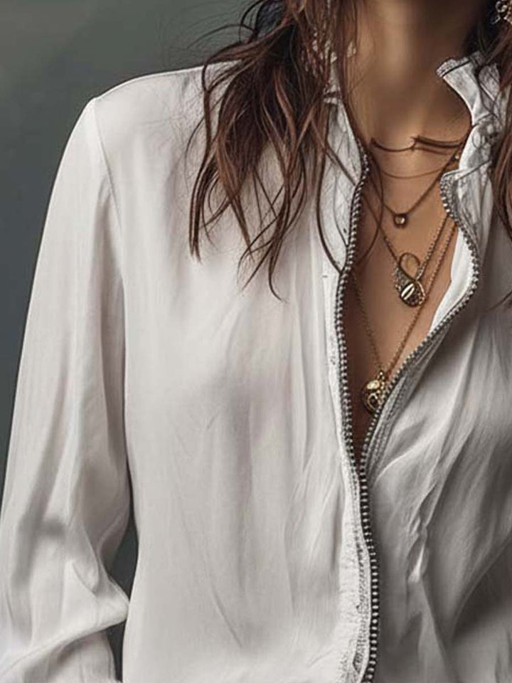 Blusa chic de mujer manga larga, cuello camisero y cremallera. Ideal para primavera, estilo moderno.