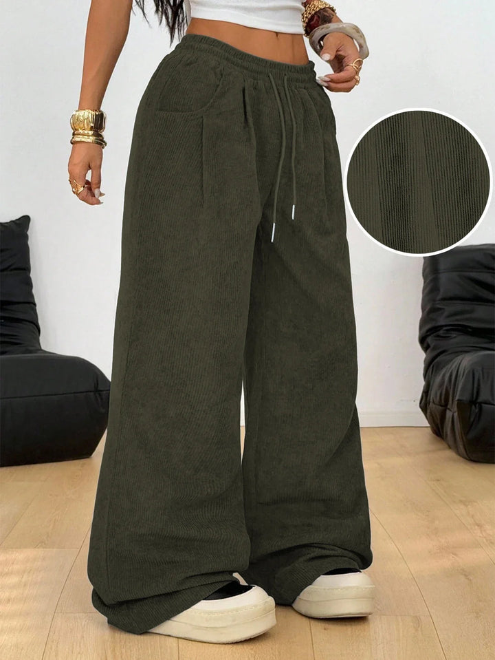 Detalle del cordón ajustable en cintura de pantalones anchos de pana para mujer. Confort y estilo.