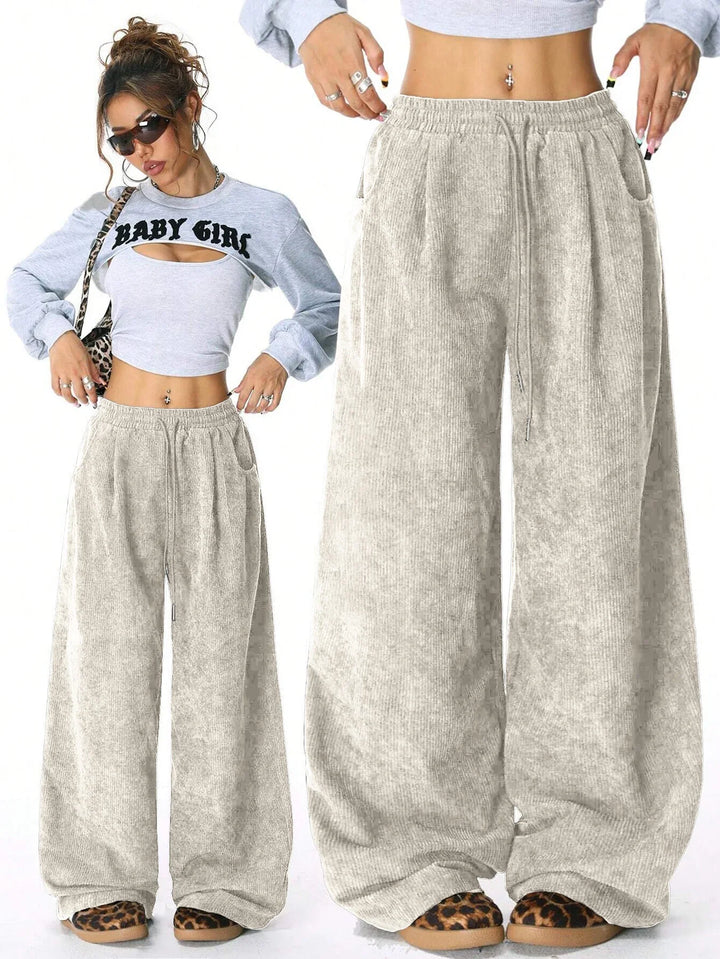 Textura de pana en pantalones anchos para mujer, cordón en la cintura. Estilo casual y urbano.