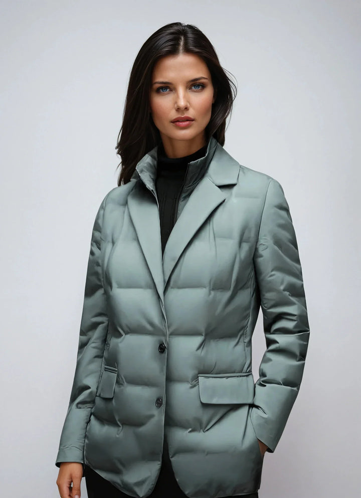 Moderna chaqueta acolchada de mujer, con diseño estilo blazer. Perfecta para un look elegante de invierno.