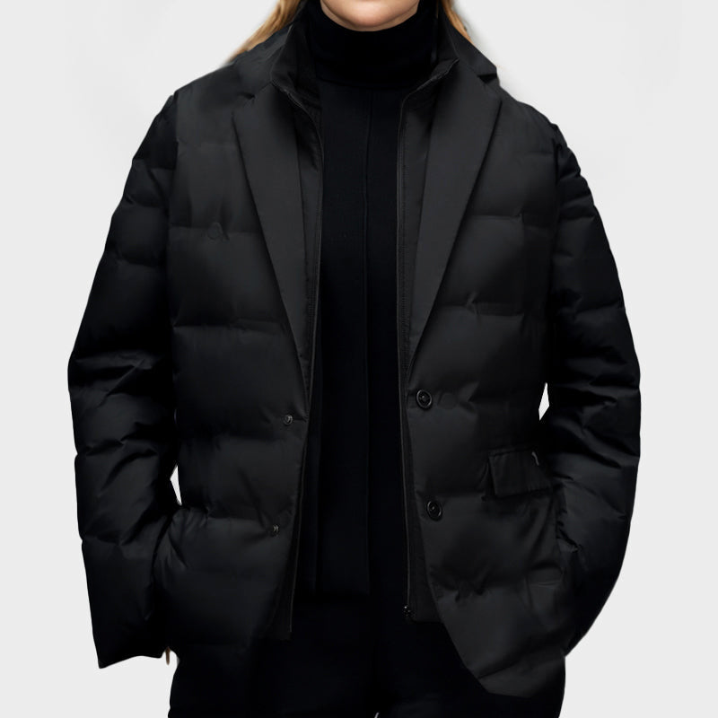 Ropa exterior de mujer, abrigo blazer acolchado. Estilo casual o de oficina para el invierno.