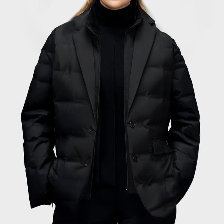 Ropa exterior de mujer, abrigo blazer acolchado. Estilo casual o de oficina para el invierno.