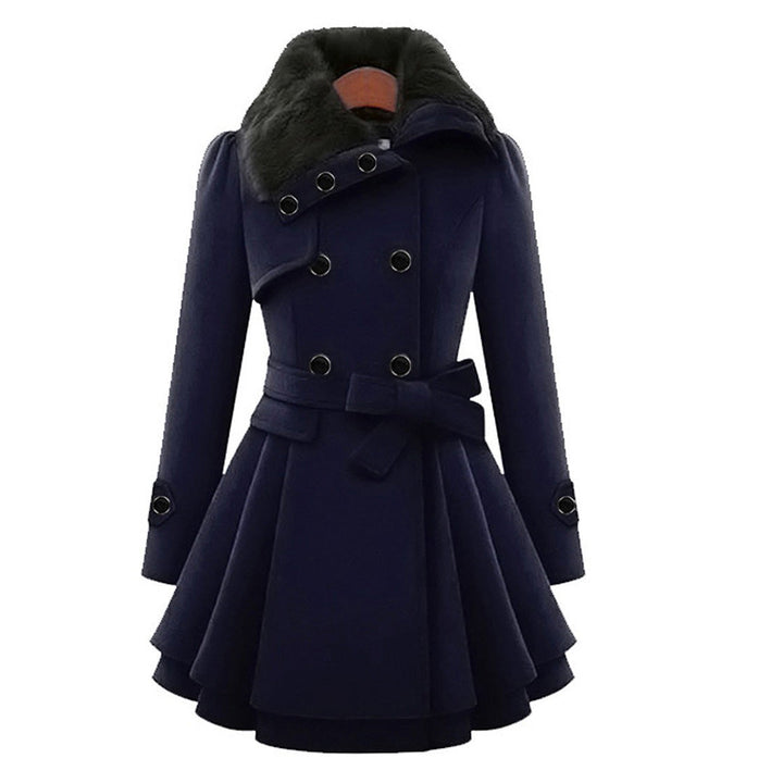 Mujer vistiendo abrigo largo de invierno, perfecto para el frío. Diseño cálido y moderno.