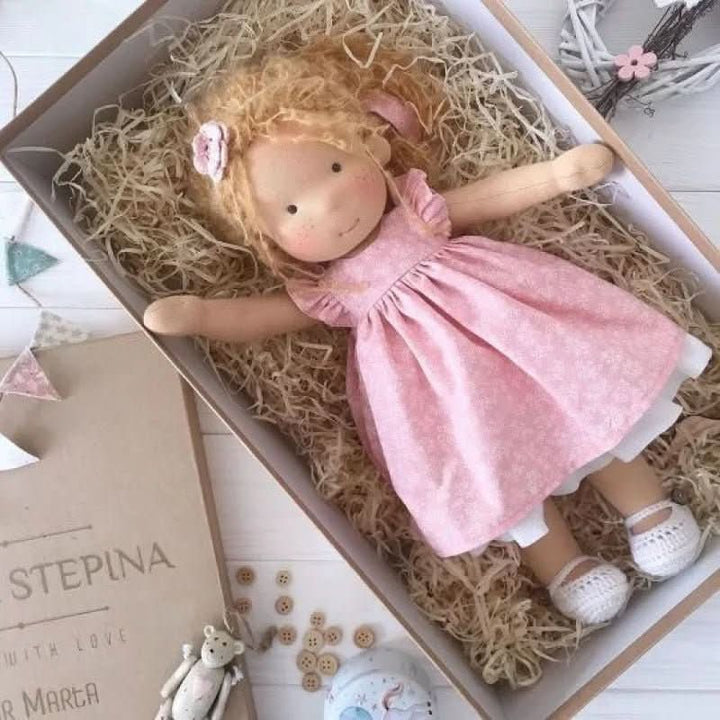 Juguete educativo para niños: Muñeca Waldorf Selina de algodón natural.