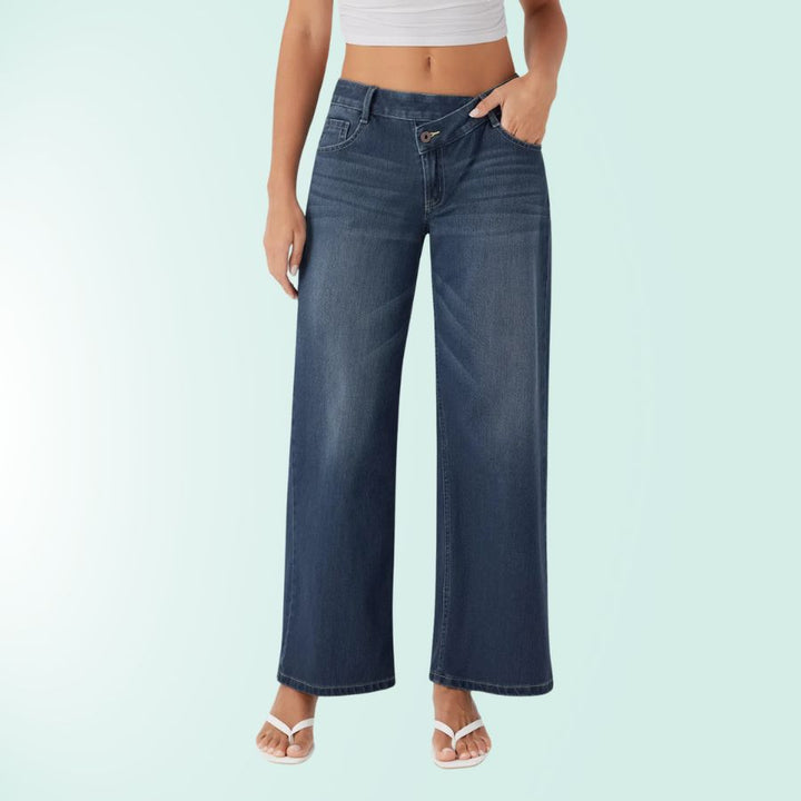 Modernos vaqueros mujer tiro bajo, elásticos, corte asimétrico. Estilo casual azul denim.