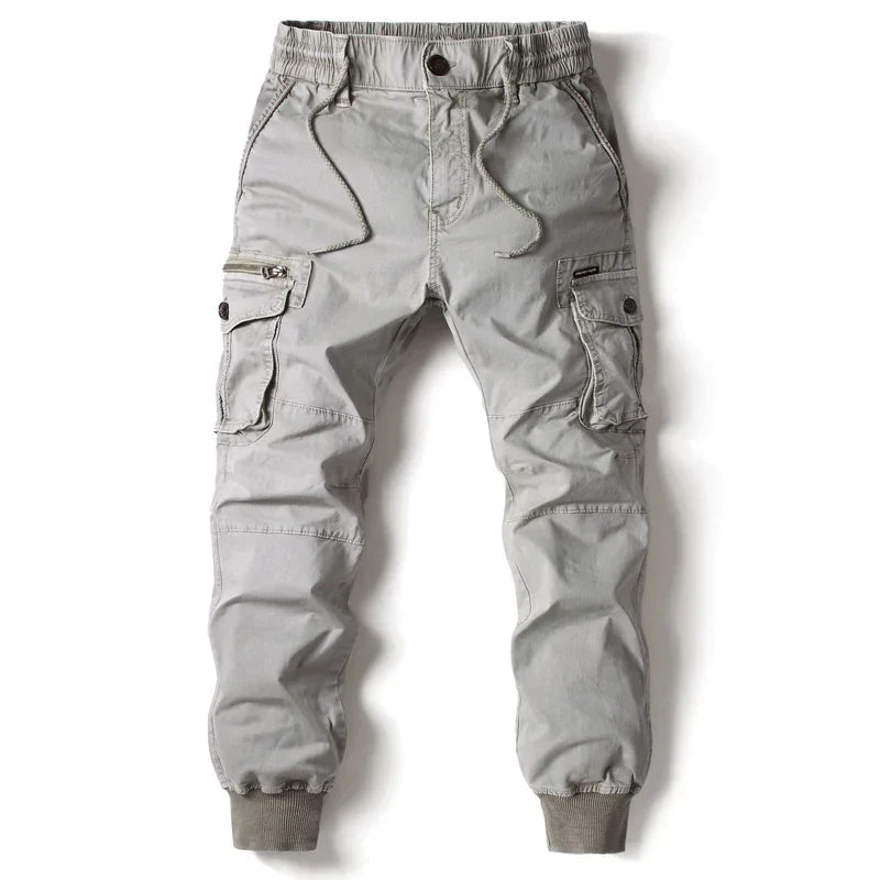 Jogger cargo para hombre, diseño contemporáneo con bolsillos laterales y puños elásticos, look casual.