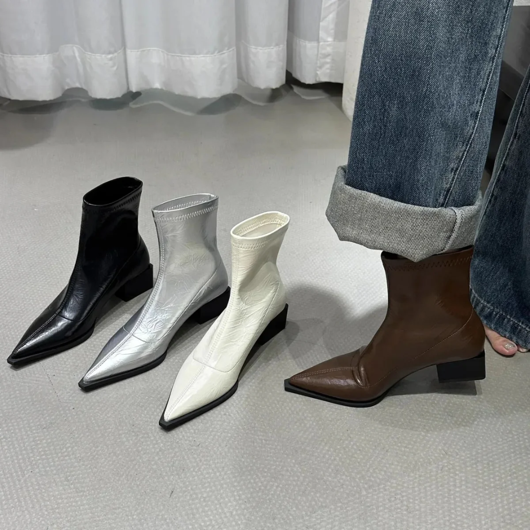 Primer plano de la puntera puntiaguda y el tacón cuadrado de botines elegantes de mujer. Detalle de moda.