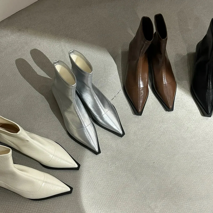 Botines negros de mujer, ideales para combinar elegancia y comodidad. Calzado esencial de otoño-invierno.