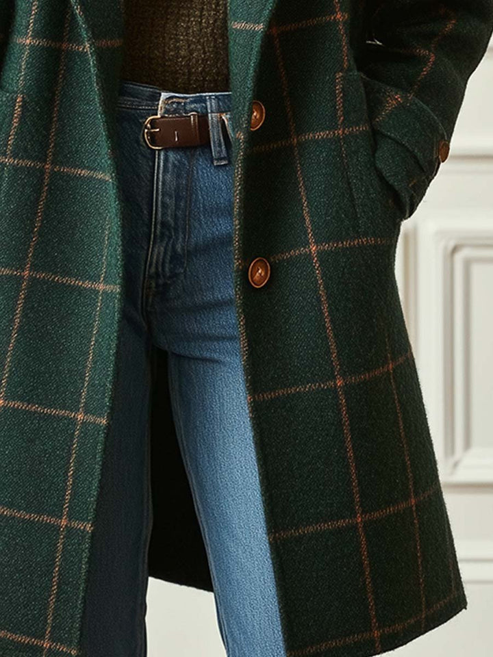 Moderna chaqueta de cuadros verde oscuro para mujer. Diseño largo y sofisticado, ideal para el otoño.