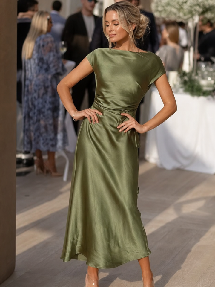 Vestido midi de satén cruzado, ideal para invitada de boda o fiesta elegante.