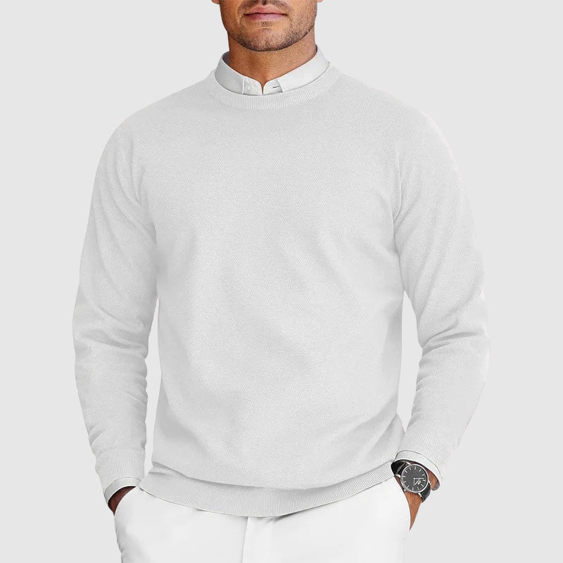 Suéter de hombre blanco, cuello redondo, un básico clásico que aporta comodidad y estilo a cualquier look.