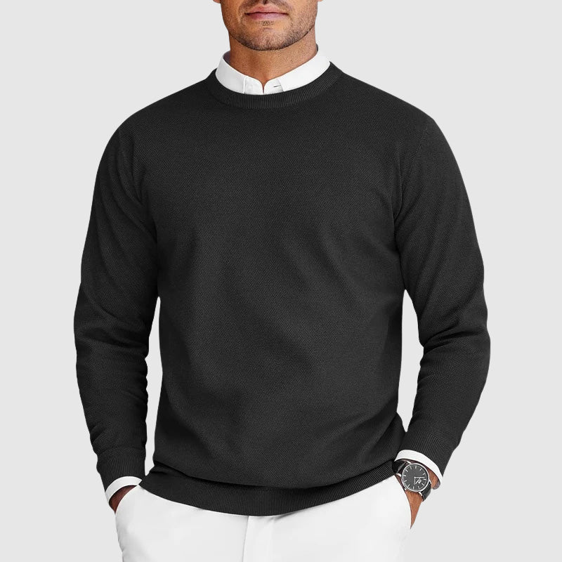 Suéter casual blanco para hombre con cuello redondo. Cómodo y versátil para otoño e invierno. Moda masculina.