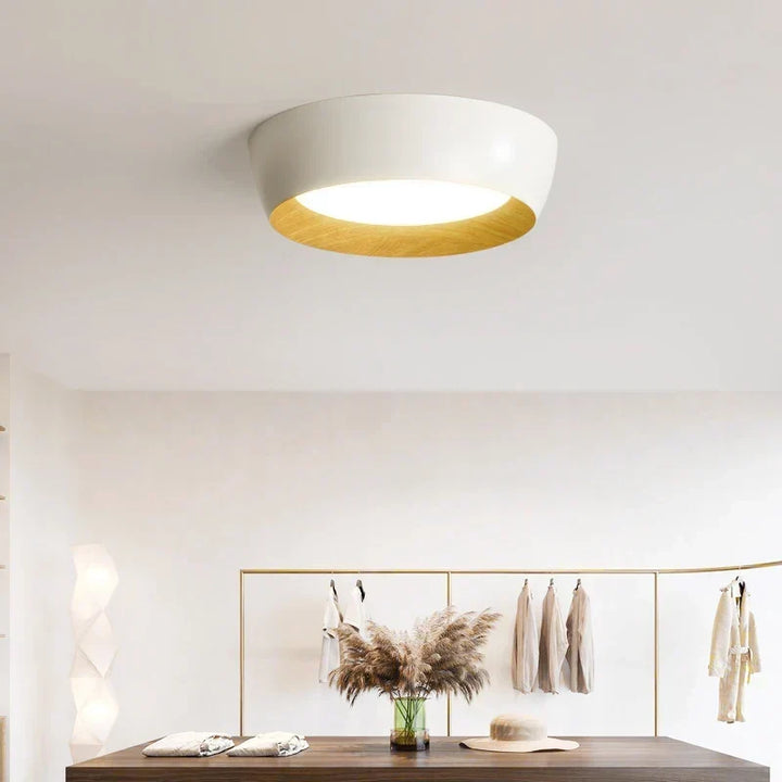 Elegante lámpara de techo redonda con toques de madera. Iluminación LED moderna para crear un ambiente acogedor.