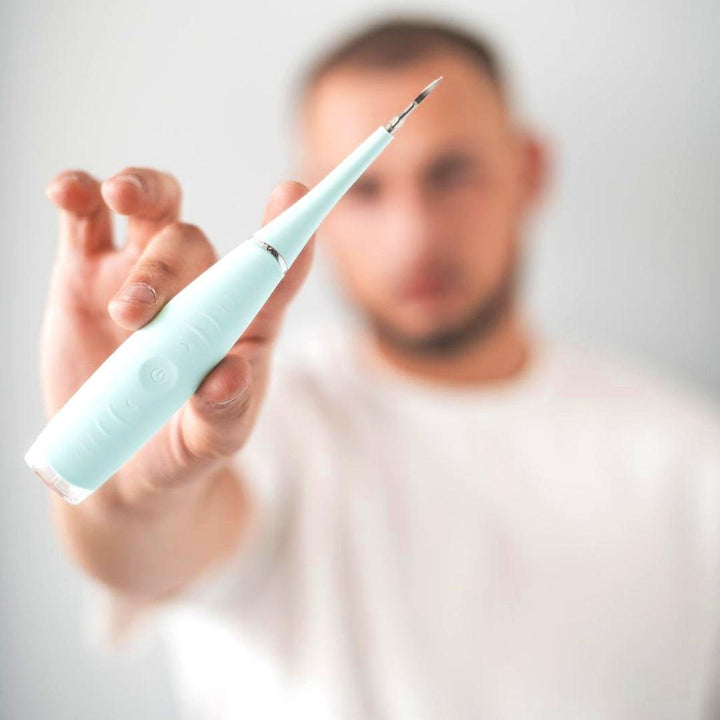 Dispositivo dental para higiene oral. Escalador profesional que facilita la limpieza y el cuidado bucal personal.