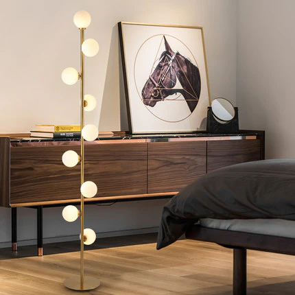 Iluminación nórdica con lámpara de pie LED esférica. Ideal para salón, dormitorio, decoración.
