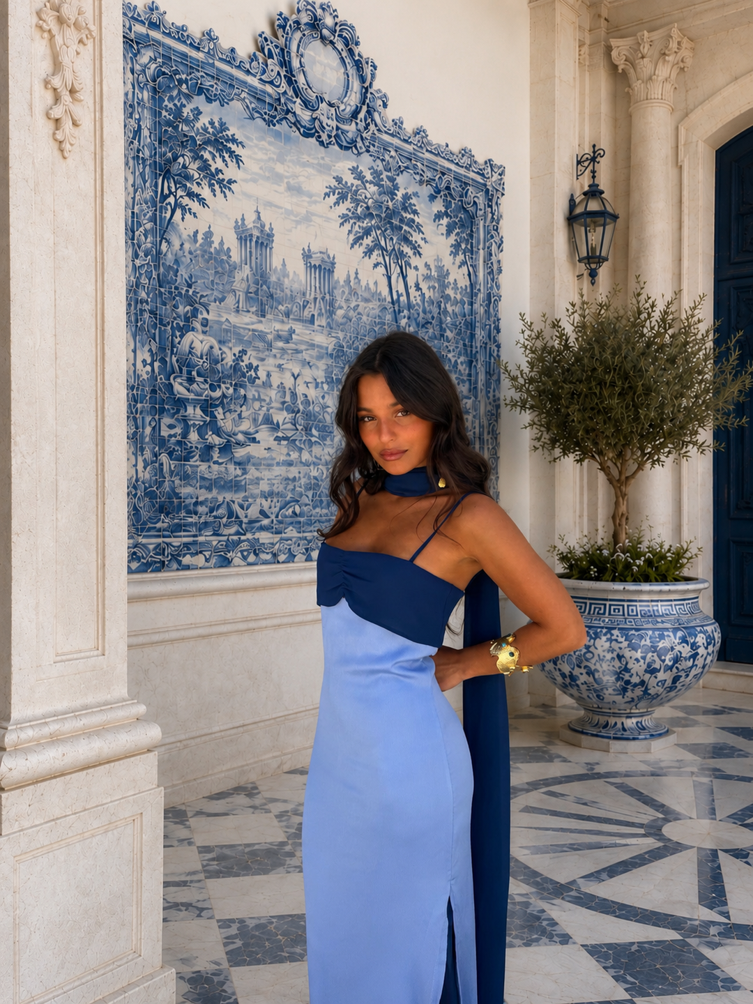 Vestido elegante de mujer, largo, bicolor azul celeste con pañuelo. Perfecto para fiesta o evento de verano.