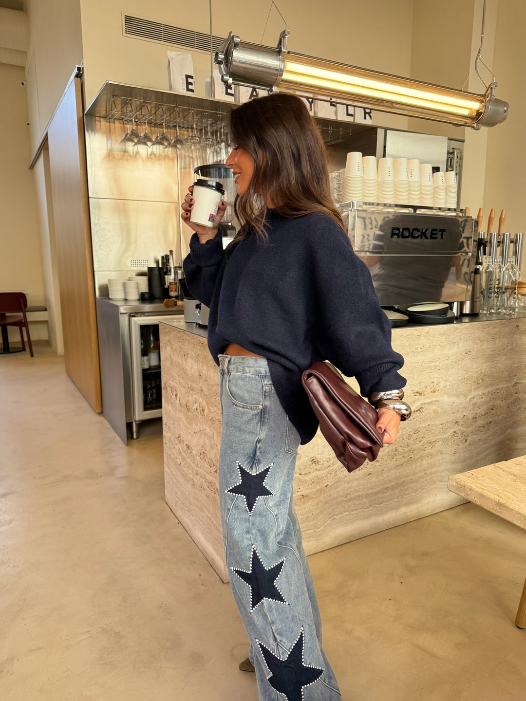 Vaqueros con estrellas para mujer, denim de alta calidad, moda femenina con toque original.
