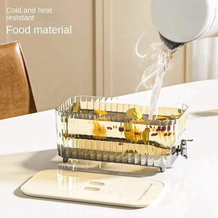 Elegante dispensador de bebidas de vidrio para hogar y cocina. Perfecto para servir agua fresca, limonada o té frío en reuniones.