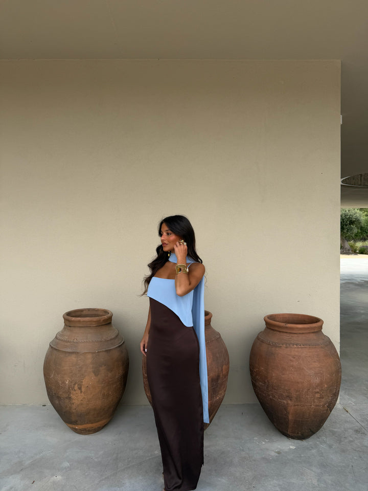 Vestido de mujer otoñal en marrón y azul. Estilo elegante casual, listo para fiestas, cenas o eventos especiales.