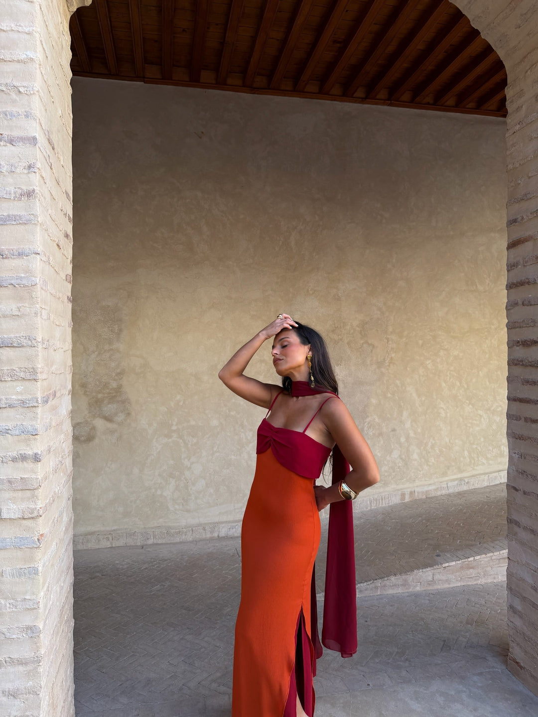 Look de verano: vestido largo bicolor de mujer, elegante y con fular para un estilo distintivo.
