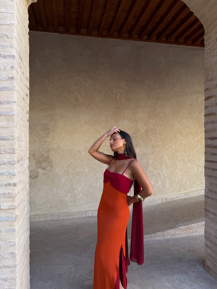 Look de verano: vestido largo bicolor de mujer, elegante y con fular para un estilo distintivo.