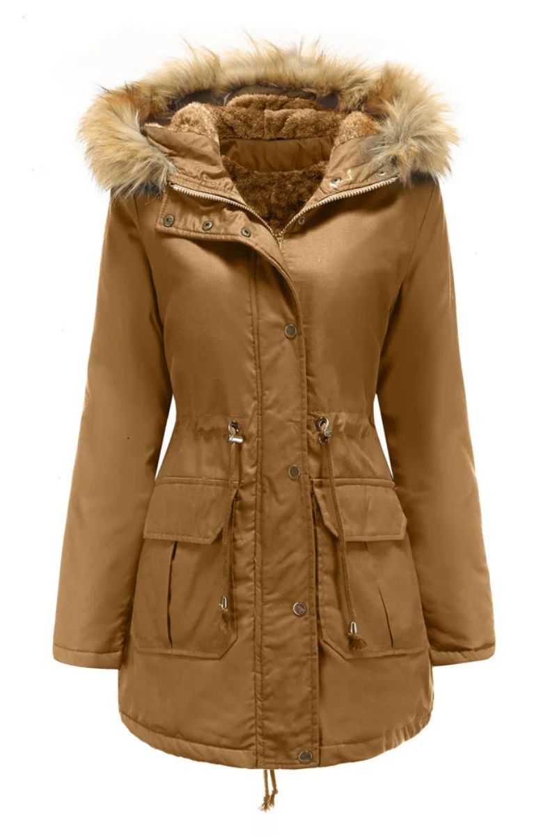 Mujer luciendo parka de invierno con capucha, abrigo femenino de estilo moderno y abrigador.
