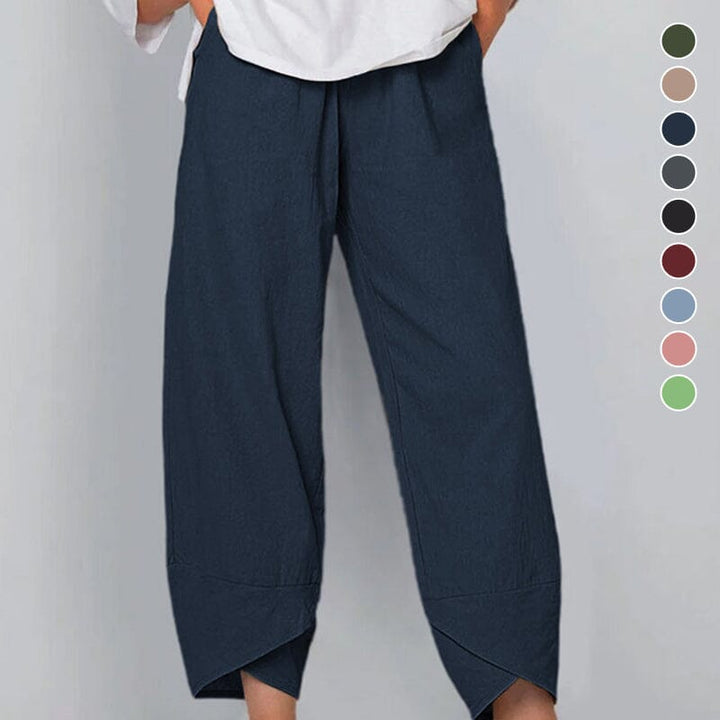 Mujer en movimiento con pantalón asimétrico talle alto, estilo bohemio holgado, cómodo para el verano.
