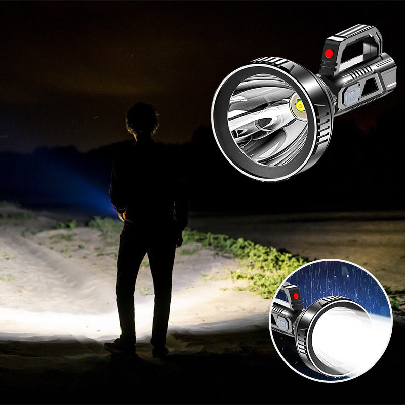 Primer plano de linterna LED recargable, mostrando su foco potente y diseño impermeable.
