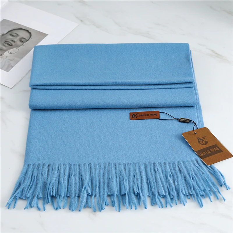 Chal de cachemira para mujer elegantemente drapeado, mostrando su suavidad y fluidez. Accesorio de moda.