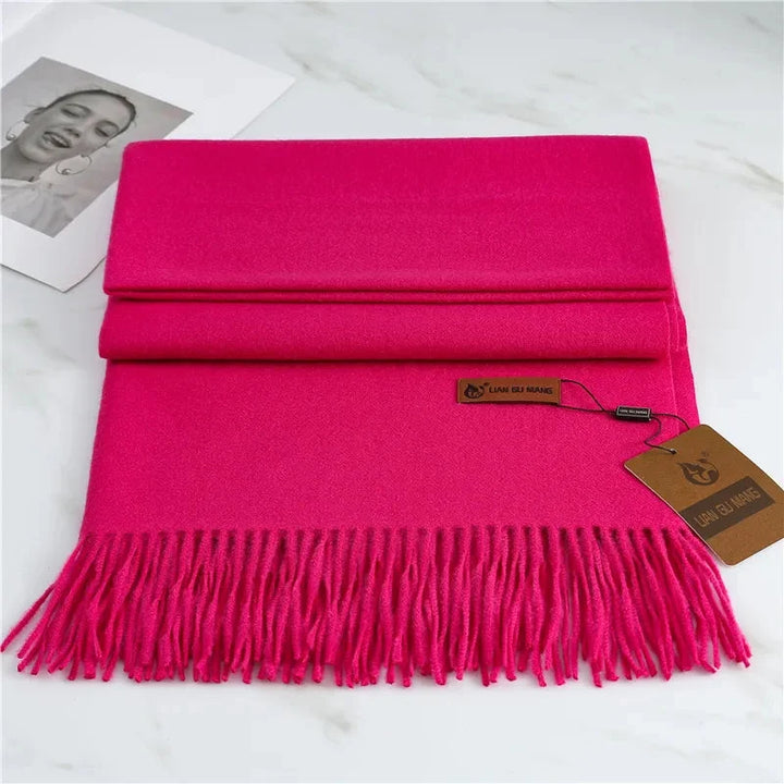 Elegante chal de cachemira envolvente para mujer, accesorio de moda ideal para un look sofisticado.