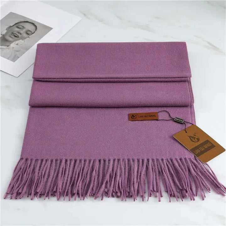 Cálido chal de invierno para mujer, fabricado en suave cachemira, perfecto para días fríos.