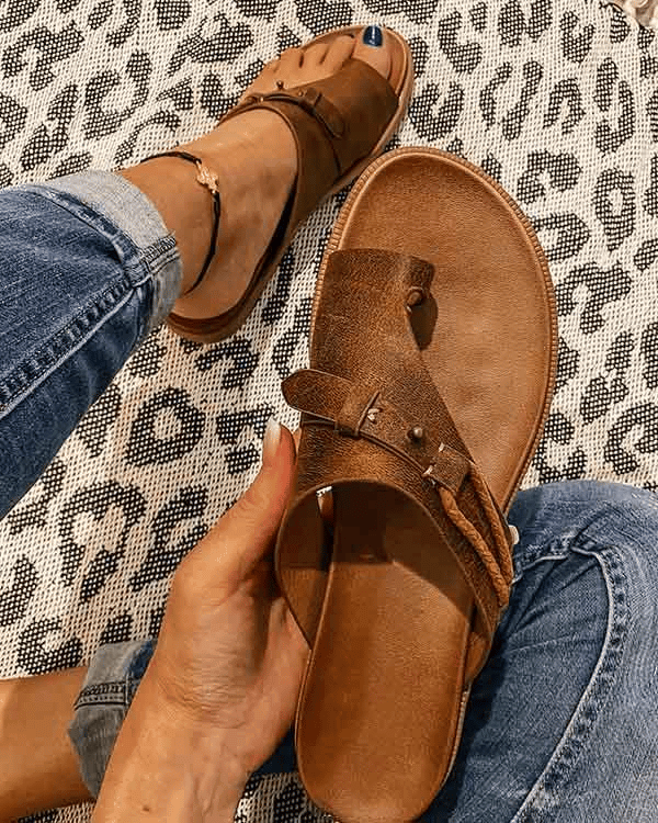 Chanclas ortopédicas KAIA ajustables para mujer, brindando comodidad y soporte ergonómico para el verano.