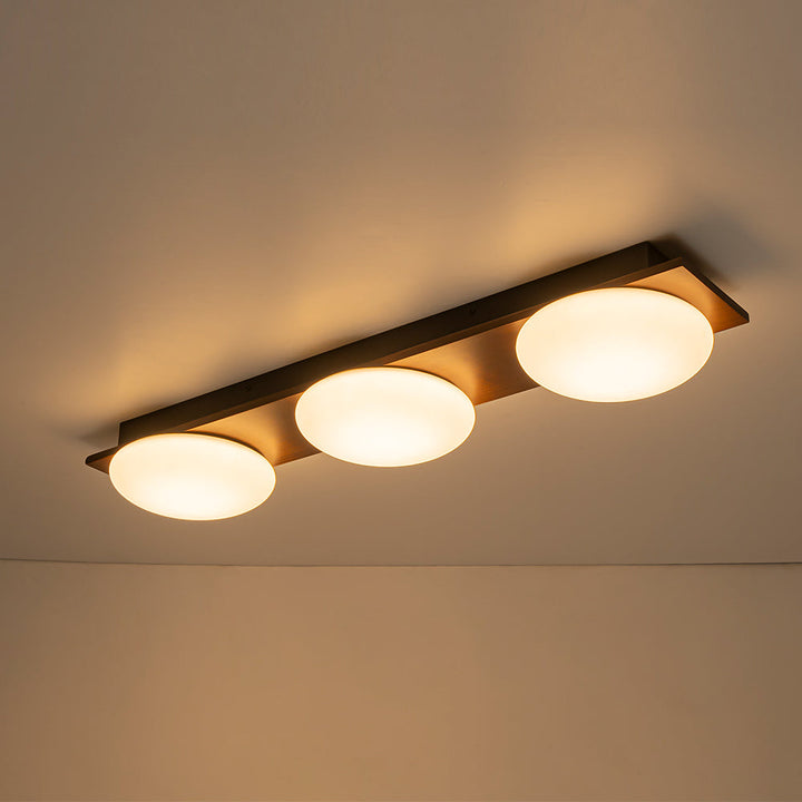 Vista de lámpara LED de techo semi flush de nogal rústico, aportando calidez a cualquier habitación.