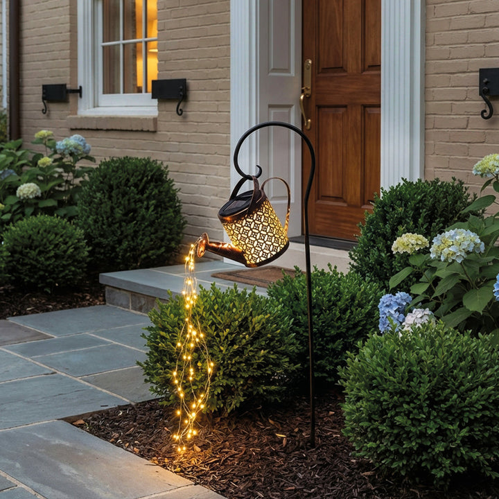 Farol solar de jardín con regadera decorativa y luces LED efecto cascada para iluminación exterior.