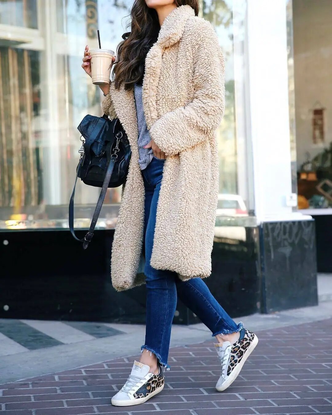 Abrigo polar largo y elegante para mujer, ideal para el invierno. Ofrece calidez y moda femenina.