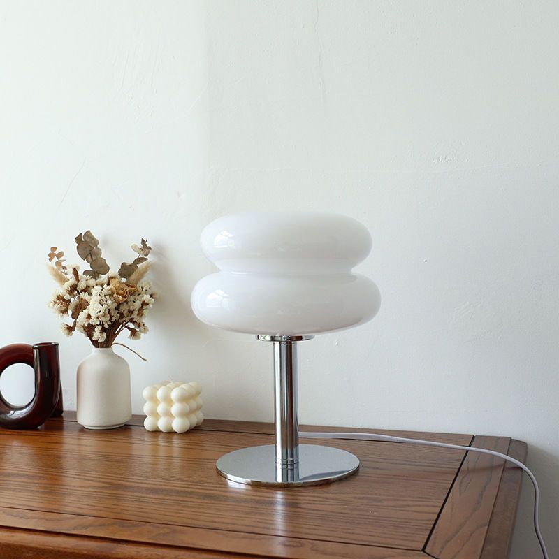 Lámpara minimalista de mesa estilo Bauhaus, diseño moderno con luz LED para decoración de interiores.