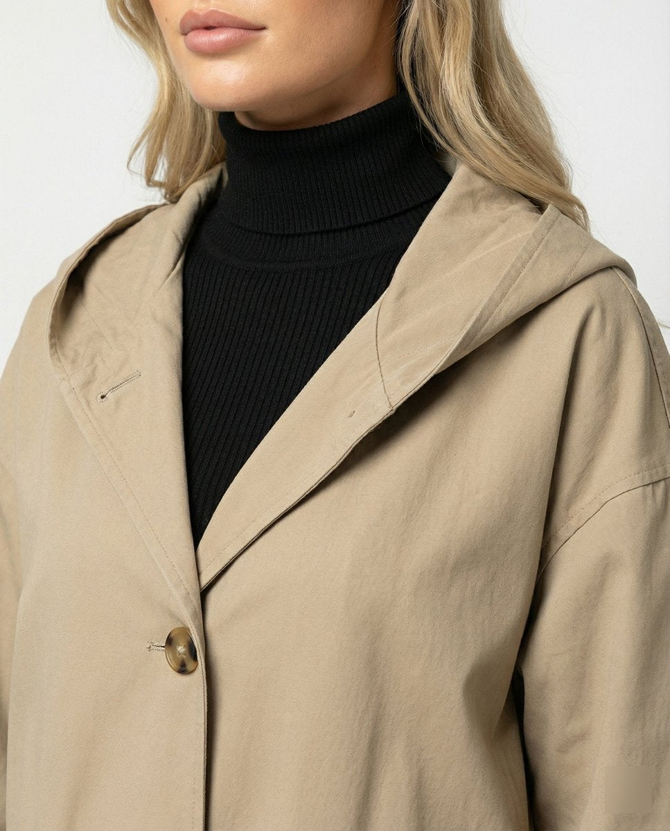 Prenda de abrigo larga con capucha para mujer. Diseño casual y cómodo con bolsillos, ideal para invierno.