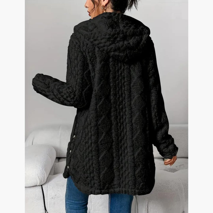 Mujer usando cárdigan cálido con capucha de forro polar, estilo informal y chic.