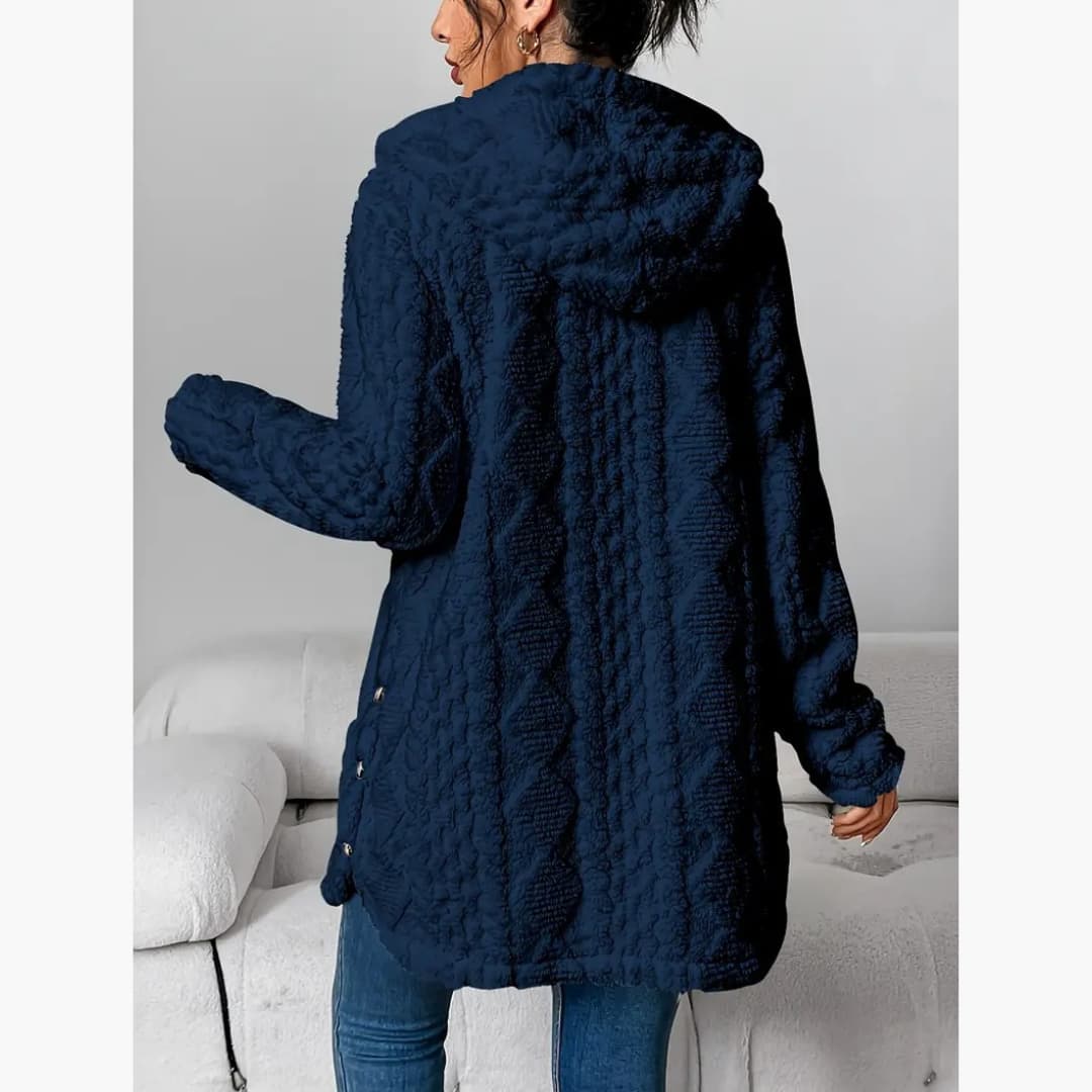 Suave cárdigan de mujer con capucha y forro polar, ideal para confort diario en otoño.