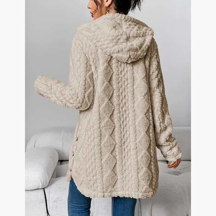 Abrigo casual de forro polar con capucha y botones para mujer, combinación de calidez y moda.